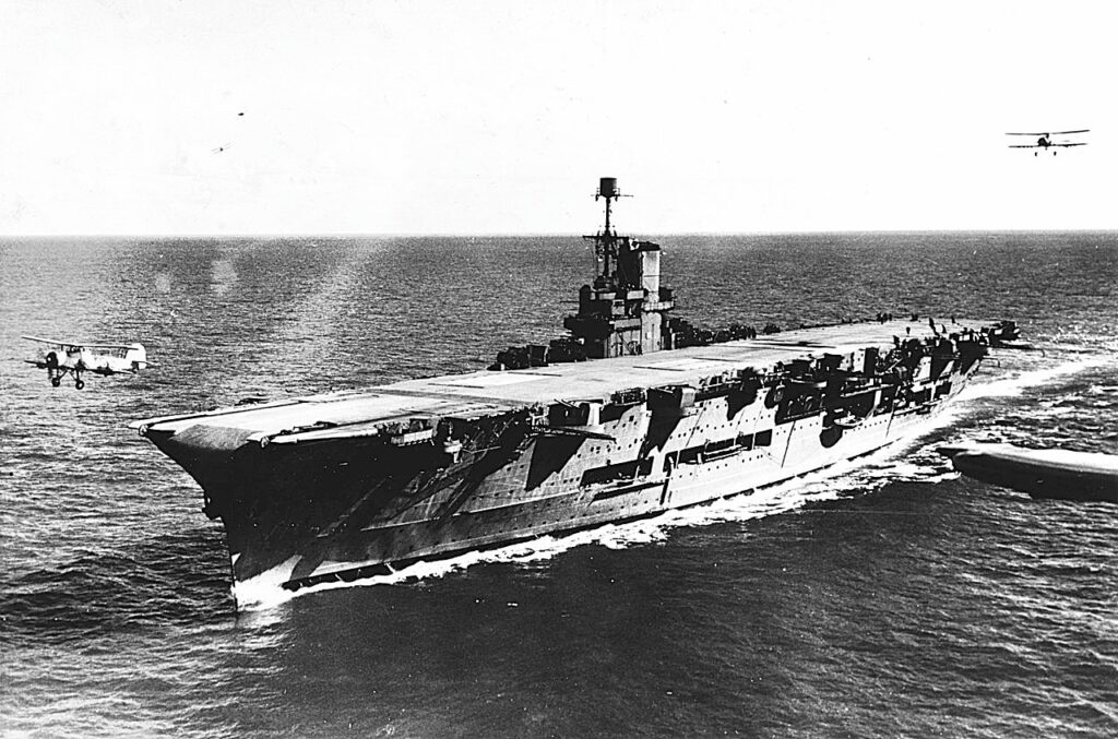 Deze afbeelding heeft een leeg alt-attribuut; de bestandsnaam is HMS_Ark_Royal_h79167-1024x677.jpg